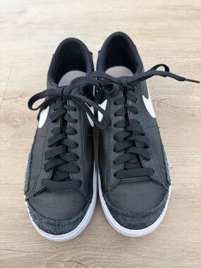 Nike Men’s Black Sneakers with White Swoosh